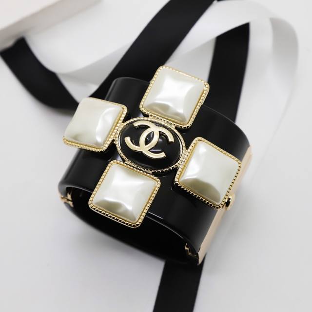 Ch Nel 手镯： ，欧美大气宽版十字亚克力卡扣式手镯。