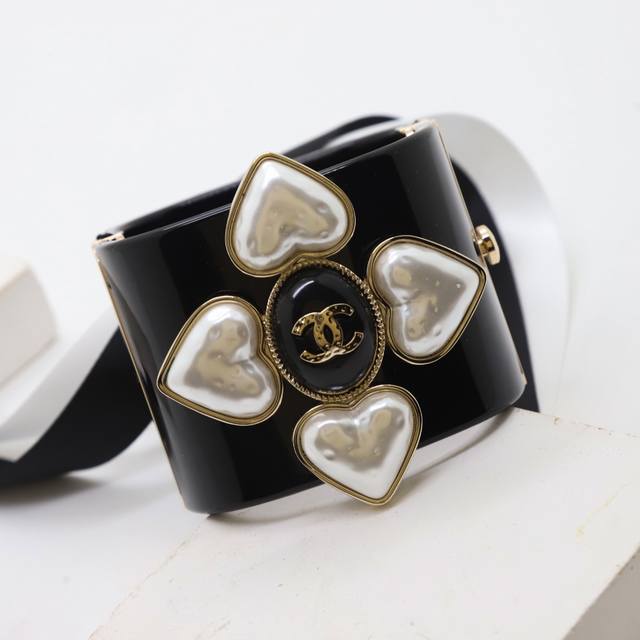 Ch Nel 手镯： ，欧美宽版亚克力女式卡扣式手镯。