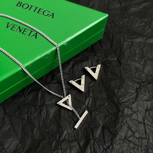 Bottega Veneta Bv耳环 金属感十足 特别特别赞，整体细节非常令人惊喜，设计感十足，必须为世家的设计点个大大的赞，不仅带出个人自信及品味，款式典雅