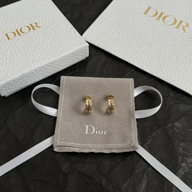 Dior 迪奥 中古 耳钉 专柜一致上新 精选原版一致 黄铜材质 甜美气质高雅。