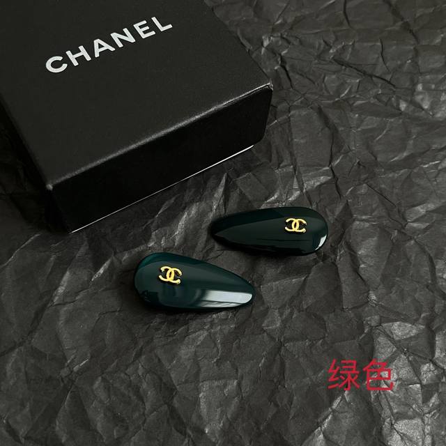 一对Chanel 小香中古发夹 超洋气的古铜色 配上经典双C家抓夹夹 简直颜值爆棚 太喜欢了 强推 很有份量的发夹 拿在手里沉甸甸的