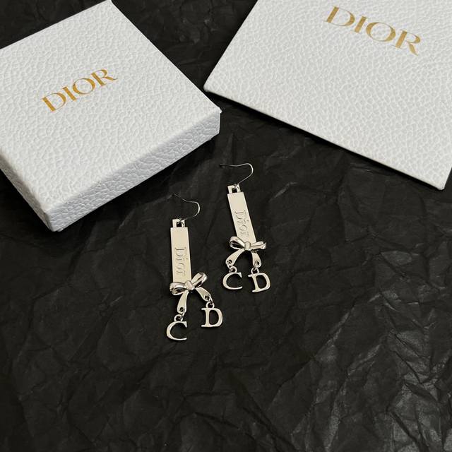 Dior 迪奥 中古 耳环 专柜一致上新 精选原版一致 黄铜材质 甜美气质高雅。