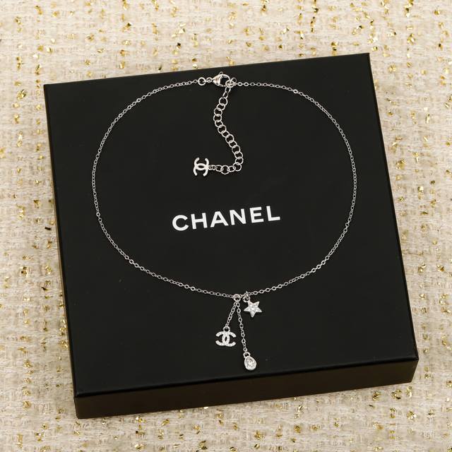 250684 我们出品 Zp7410，量大咨询客Fu 香 星星水钻项链 26早春最新款系列！巨巨巨火爆银色链条搭配经典双C+星星+水滴形水钻吊坠！设计感满满不对