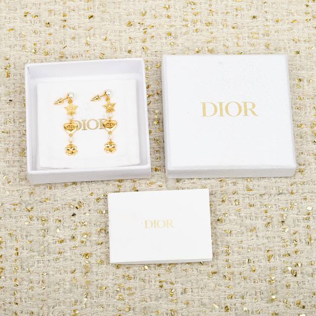 250654 我们出品 Zp7150，量大咨询客服 Dor珍珠星星四叶草爱心Cd耳钉 25春夏最新系列我真的沦陷在这个季度里了～太太太美了爱不释手，每一款上身都