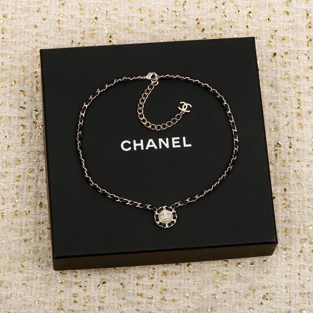 250656 我们出品 Zp10270！量大咨询客Fu 香 圆形珍珠穿皮项链 本季必入25K爆款老规矩先到先得！超级精致万年经典的皮链元素搭配珍珠，日常百搭常青