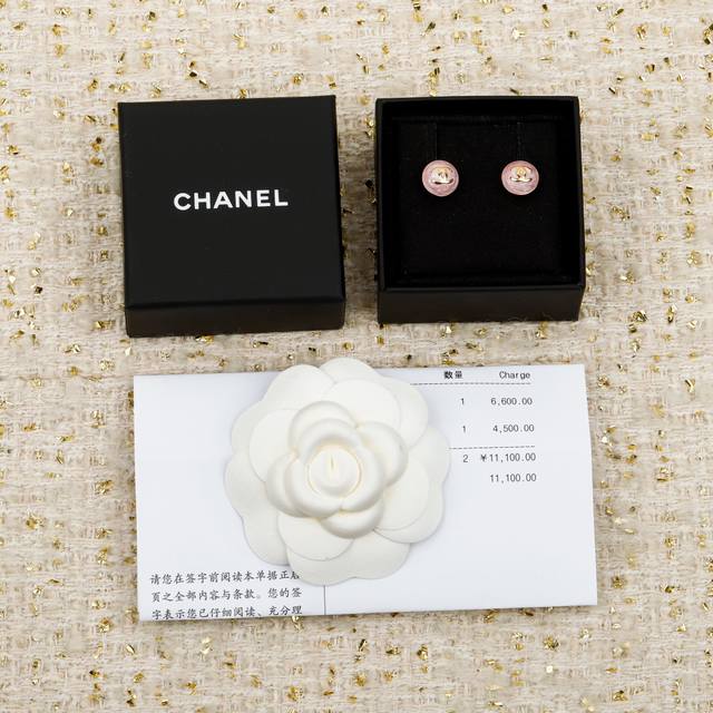 250634 我们出品 Zp5850！量大咨询客Fu 香 糖果粉色纽扣双C耳钉 26C早春最新款超级嫩的蜜桃粉甜而不腻多巴胺配色，粉色琉璃是偏浅一点点的，带一点