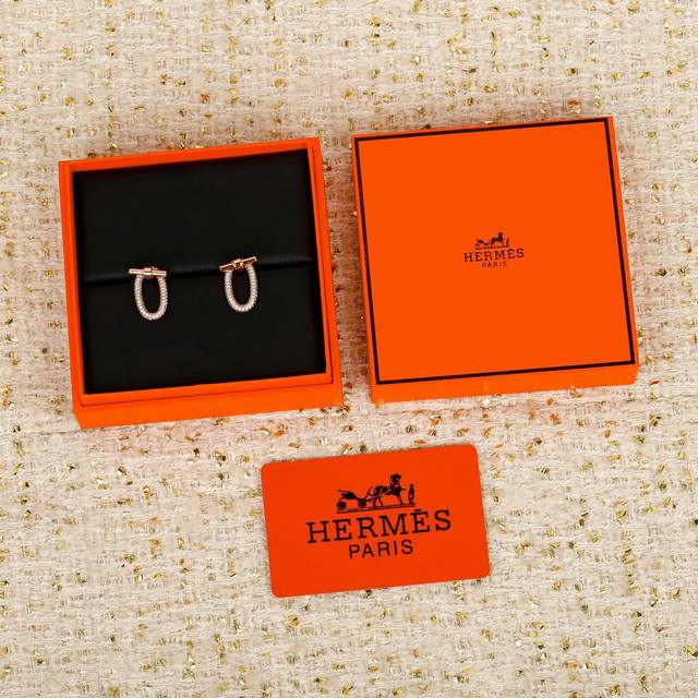 250070 我们出品 大Q耳钉，可订做18K真金真钻版，只做对版真金货，价询客Fu 明星、网红、名媛都难以抗拒！ 酷劲十足的经典标志 古今中外时尚浪尖上的不败