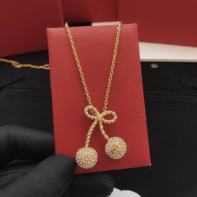 编号 Valenti*O最新款樱桃蝴蝶结项链 一致Zp黄铜材质