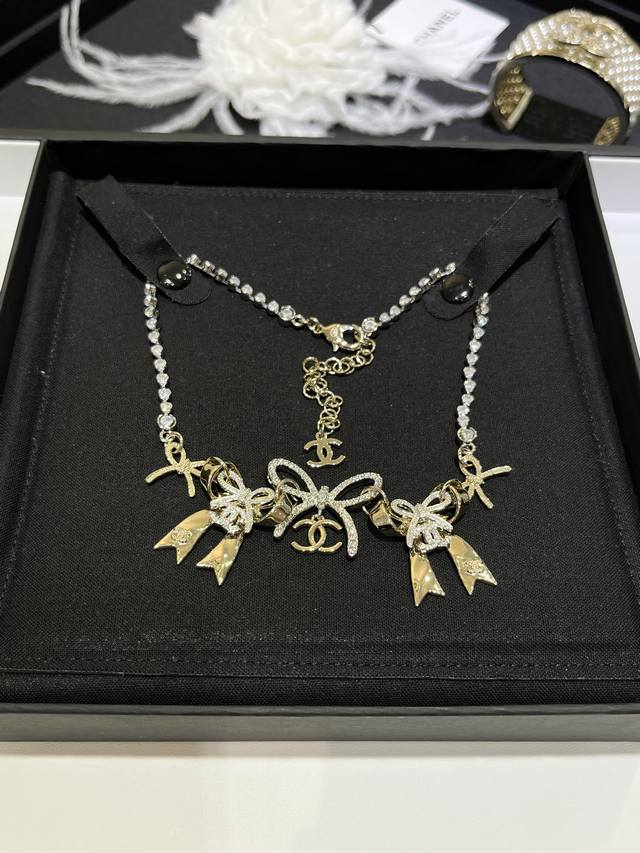 25K新款拼色丝带蝴蝶结满钻双C项链 拼色设计小蝴蝶结太精致太重工了 蝴蝶结含量极高搭排钻链条巨闪 佩戴上身温柔贵气很千金小公主