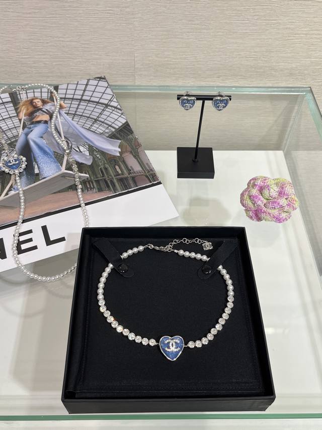 25p蓝色爱心银色满钻双C珍珠项链 排钻X珍珠的拼接设计时髦又特别 树脂里面有亮片 显得波光粼粼很水灵