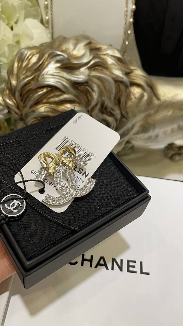 淡金色蝴蝶结银色满钻双C胸针 浅金色立体蝴蝶结搭配银色满钻双C 撞色设计超特别 胸针一年四季高级百搭