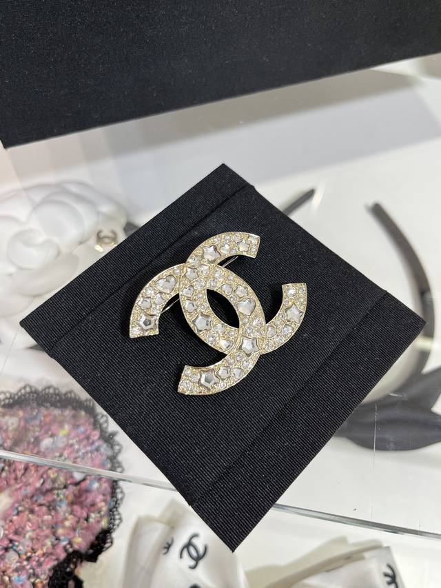 金色胸针 25星星水晶拼珍珠双C胸针 爱心星星水晶+珍珠+水钻 很重工的搭配 是元素超级丰富的基础双C款胸针～ 感觉很有高级珠宝的味道 推荐入手