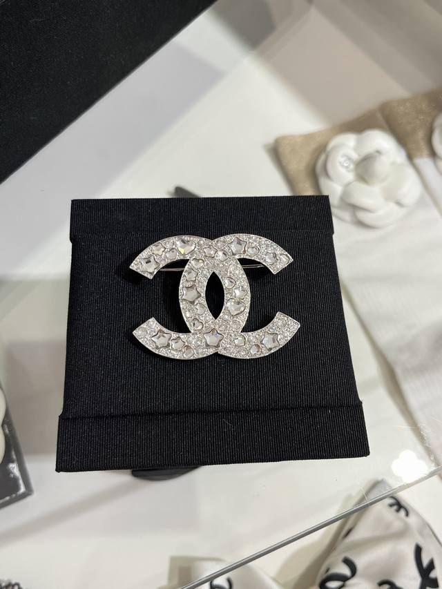 银色胸针 25p星星水晶拼珍珠双C胸针 爱心星星水晶+珍珠+水钻 很重工的搭配 是元素超级丰富的基础双C款胸针～ 感觉很有高级珠宝的味道 推荐入手