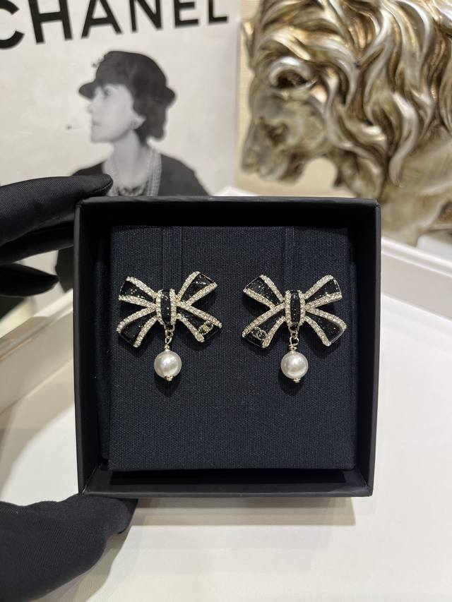 25B新款双C黑色 粉色珐琅蝴蝶结珍珠吊坠耳环 带着亮片的黑色珐琅 对版 经典黑金配色非常衬肤色 越看越美～ 氛围感全靠它了大号尺寸上耳很吸睛