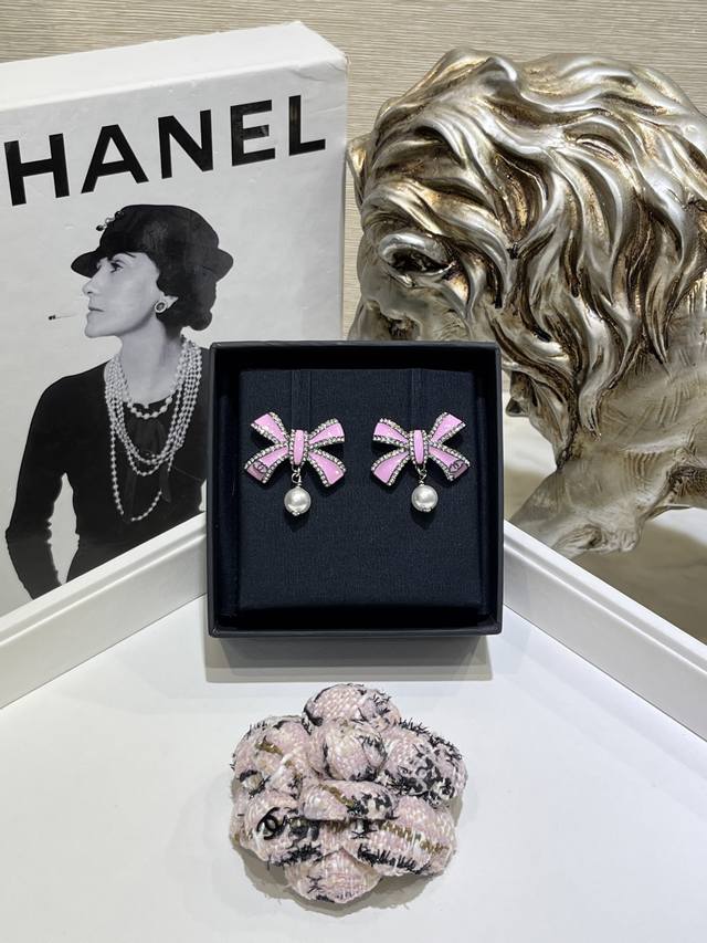 25B双C粉色珐琅蝴蝶结珍珠吊坠耳钉 黑辽色X芭比粉的配色太好看啦 对版调色 粉色珐琅里还带着细闪亮片 这款上耳很有存在感 凹造型很出片
