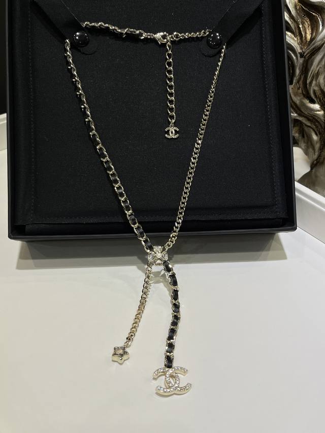 25B幸运草皮穿链不对称项链 满钻Cc+水晶星星的双吊坠设计 搭配不对称的皮穿链链条 随性又休闲 酷酷的又很Vintage 谁戴谁好看