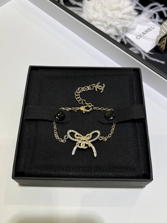 25K拼色蝴蝶结满钻双C手链 满钻大蝴蝶结+铆钉纹理金属小蝴蝶结 拼色双层设计太精致太可爱啦 佩戴上身温柔贵气很千金小公主