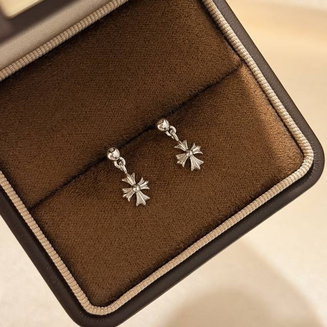 A6976 克罗元素 十字架 耳钉 网红同款 高品质 金属通体S925纯银材质搭配天然贝珠 可甜可飒 非常适合日常佩戴 铂金色 纯银耳钉