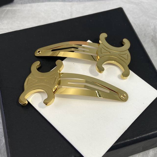 Cf0419 对 Cel Ne 赛Lin 凯旋门发夹 任你自由灵魂搭配，想夹哪里就夹哪里！法式复古风格的Feel，让人挪不开眼，日常搭配出场率贼高！配件均是Cn