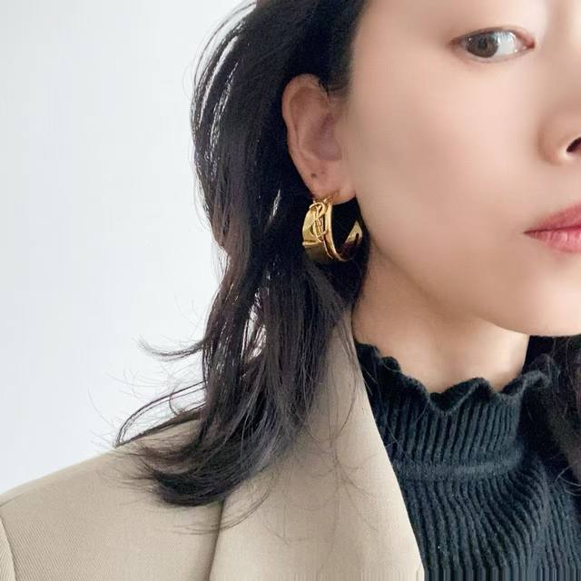 圣罗兰耳钉 金属质感超强，原装黄铜材质，优雅、抽象、大胆，潮人必备款