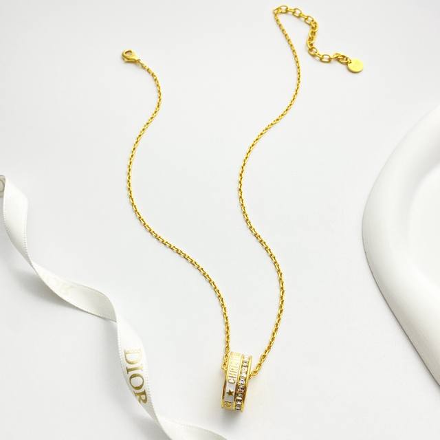 今日新款 编码N1181 0952845 Dior项链热销款火爆上新 Dior 26新款珐琅金色排钻戒指项链 纤细链条采用金色饰面金属精心制作，突显边缘饰以白色