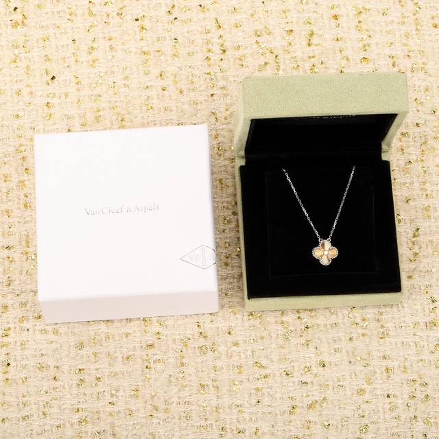 203358 我们出品 圣诞限量版项链，可订做真金真钻，只做对版Zp真金货，pk市面各种金货量大咨询客Fu 第一，精雕是5轴精雕机加工的哦。 第二，侧面边珠与边