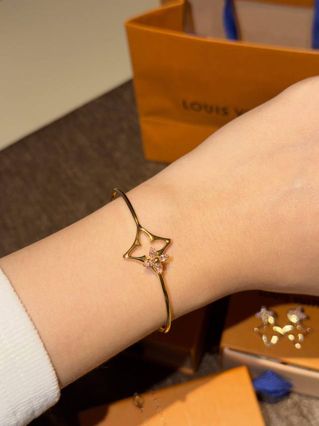 250683 我们出品 Zp4750！量大咨询客Fu L绿 粉钻小花手镯 强烈推荐！这款真的太美啦！粉钻真的很纯很少女真心美到心里去了经典Monogram镂空金