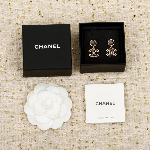 250681 我们出品 预售月底出货，Zp7150，量大咨询客Fu 香 金黑星星水钻圆饼吊双C耳环 25秋冬最新款！全网首发现Huo哇哇，太美啦！超级修饰脸型！