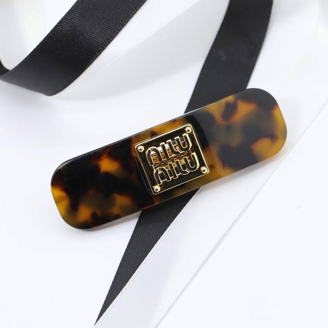 Miu Miu 发夹： ，缪缪玳瑁色微弧形镂空字母弹簧扣发夹。