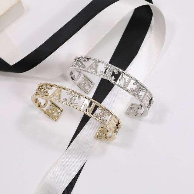 Ch Nel 手镯： ，镂空双C水钻字母开口手镯。