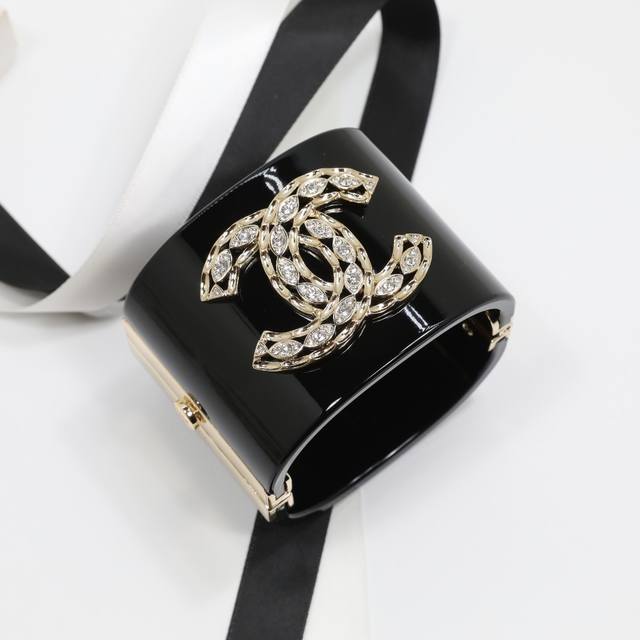 Ch Nel 手镯： ，进口亚克力，电镀18K金，材质黄铜。 非常大气，奢华，很衬肤色，凝脂如玉，名贵树脂与金属，让每一件饰品都璀璨夺目，抬起手就是全场焦点。不