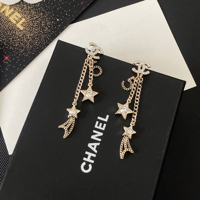 新品分享 Ch Nel 新款25B镂空组合流苏链条彗星珍珠字母耳环以浅金色五金搭配镂空各式经典图案、水晶镶嵌其间。设计新颖时尚，同时又显精致