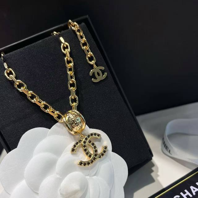 香 25A圆环双C字母琥珀色水钻字母项链 必入爆款！全网首发现货25A高级手工坊系列复古摩登系列浓金色搭配琥珀色钻，是时尚的复古风格！有点中古摩登感，走老钱风会