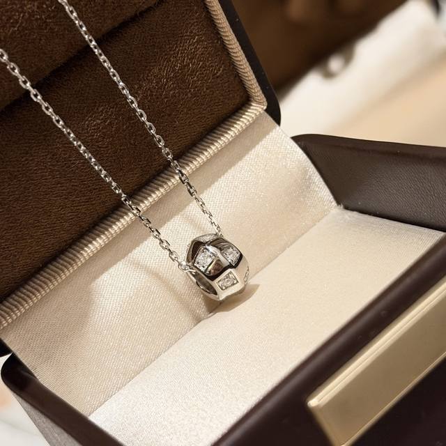 A6998 驴家 新款 棋盘格 小蛮腰 项链 Bling Bling 钻石超美的一款心动不如行动 设计精美 大方 独到可爱 灵动的闪耀 不夸张的设计动人心弦 高