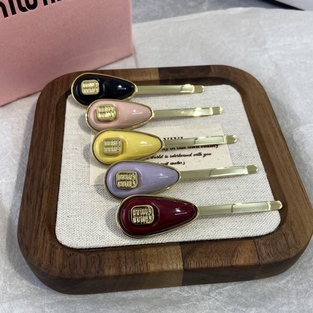 Mf0508 预售 Miu Miu三角发叉 25年最新款发夹，绝对会成为经典款的发夹一定要入的一款发夹，巨巨巨好看的，全部都是手工制作黄铜材质，完美的做工媲美Z