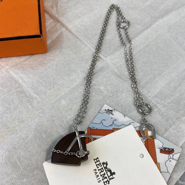 Ax0349 Herm S 马头项链 经典的设计，真的我们的青春又回来了。 巨百搭朝气的配色， 总体设计也非常简约大气，配饰度非常高， 男女皆可佩戴的一款。链条