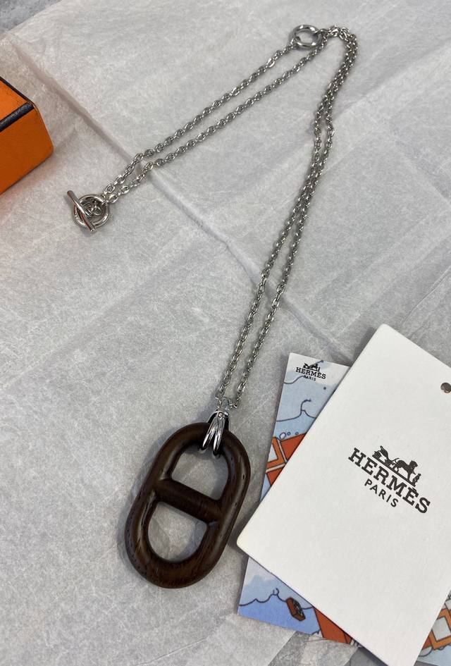 Ax0591 爱 仕 猪鼻子棕色项链 精工，字印齐全 单独佩戴是简单的美 叠戴则增加层次感和立体感 情侣款 简洁又实用 有范儿还显精气神儿！