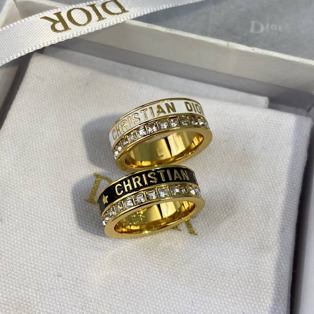 Dj0404 Dor 分层字母水钻戒指 三个码数被Dor”字样搭配闪耀方钻，细节处尽显品牌底蕴。叠戴或单戴都很有腔调，戴上它仿佛把法式奢华戴在了指尖，日常出街瞬