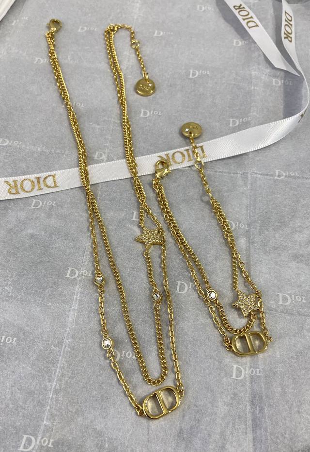 Dx0872 项链 Ds0258 手链 Di R 迪 星星双层项链 手链 简直是温柔的魔鬼很心动，超有设计感的一款项链，一定要买它双层设计，满满的新鲜感，Cd星