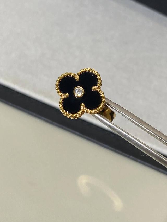 V金镀咪金黑玛瑙 高级珠宝Vca梵克雅宝定制 经典 四叶草戒指 系列 今年大热门款花型正，圆润饱满，高端Z批一致。单戴秀气，叠戴时尚精湛 保色持久 不过敏不褪色