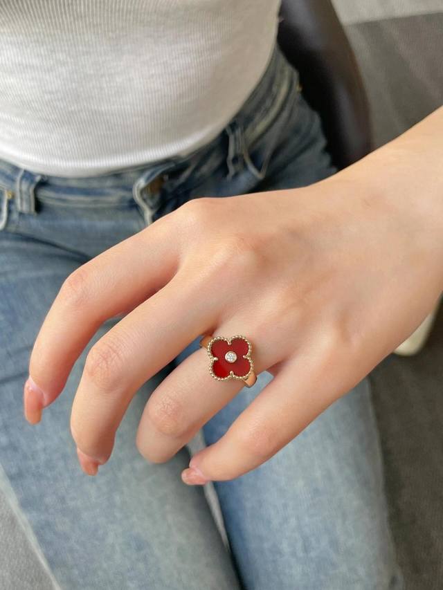 V金镀咪金红玉髓 高级珠宝Vca梵克雅宝定制 经典 四叶草戒指 系列 今年大热门款花型正，圆润饱满，高端Z批一致。单戴秀气，叠戴时尚精湛 保色持久 不过敏不褪色