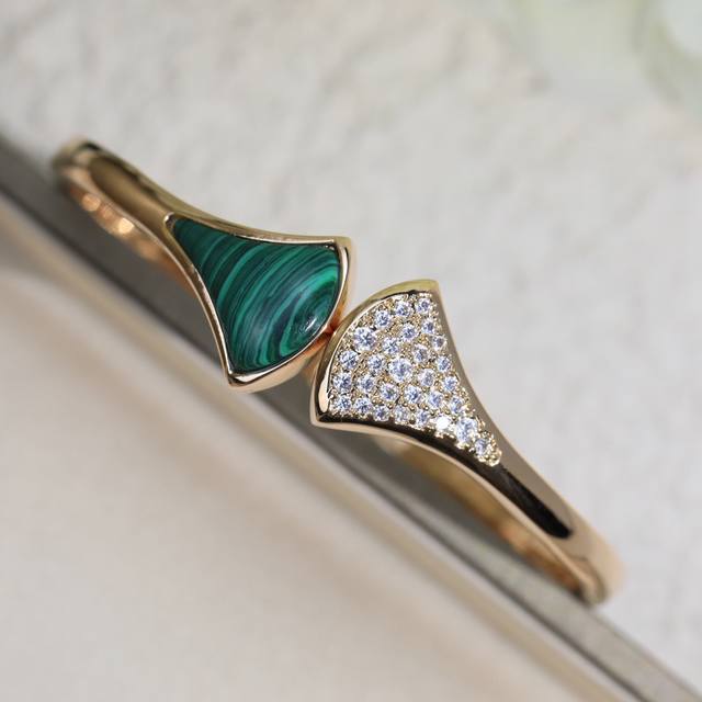 宝格丽 黑白镶钻扇形手镯～开口设计新款Bvlgar黑玛瑙白贝母扇形镶钻手镯美毙了宝格丽珠宝Diva系列小裙子 手镯创意扇子设计搭配黑玛瑙和白贝母 孔雀石 优雅而