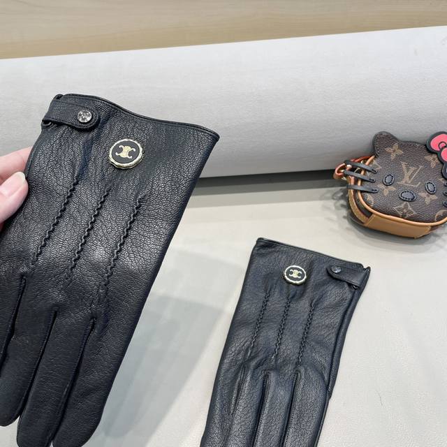 Celine塞琳男款新品羊皮手套，时尚手套，秋冬保暖加绒内里，经典简洁上手超舒适柔软、百搭！码数Xl，X Xl