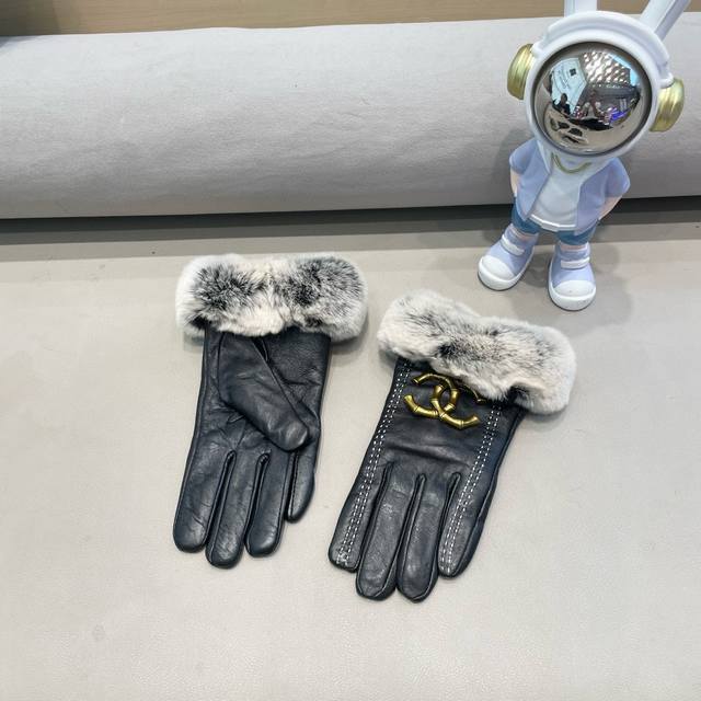 Chanel 香奈儿2025秋冬懒兔毛羊皮手套值得对比同款不同品质，秒杀市场差产品，进口一级羊皮懒兔毛内里加绒 经典不过时款.喜欢可以入手了，这种品质的今年用了