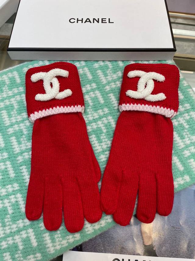 Chanel秋冬羊毛针织手套糖果纯色系列今年秋冬大火 每色都超好看 搭配羊绒大衣绝美 立体版型剪裁 线条流畅 佩戴舒适 露指设计更加方便 贴合手型