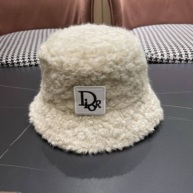 迪奥Dior 冬季韩版潮流时尚羊羔绒渔夫帽子女百搭笑脸网红盆帽保暖水桶帽女