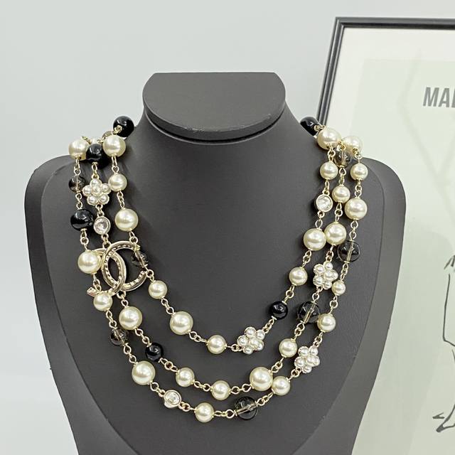 香奈儿项链热销爆上新 Chan 24 黑白珍珠三层项链 黑白珍珠连接珍珠小花，搭配三层珍珠链条质感满满！ 融合了黑色与金色两种高贵色调，独具匠心地采用了组合链条