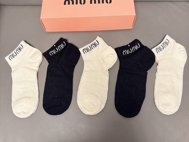 特 Miumiu 缪缪新品短袜 一盒五双 提花经典标志，超级Nice，实物超漂亮，超火爆小单品，大牌出街，潮人必备超好搭