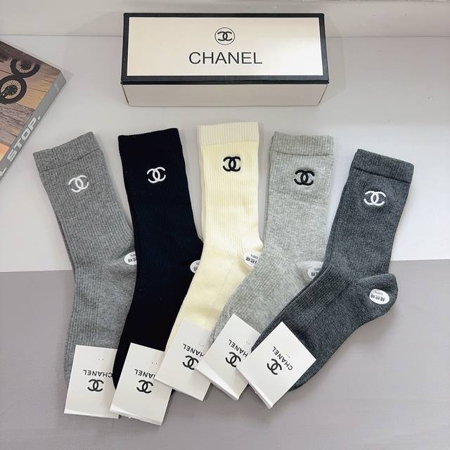 配包装 一盒5双 Chanel 香奈儿 新款长筒刺绣纯棉面料，专柜同步长筒袜子，大牌出街，潮人必备超好搭配！