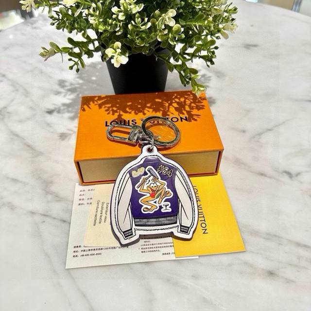 元配图片原版包装 Louis Vuitton官网Mp4370 Lv Varsity Jacket Illustre包饰与钥匙扣。 Lv Varsity Jack